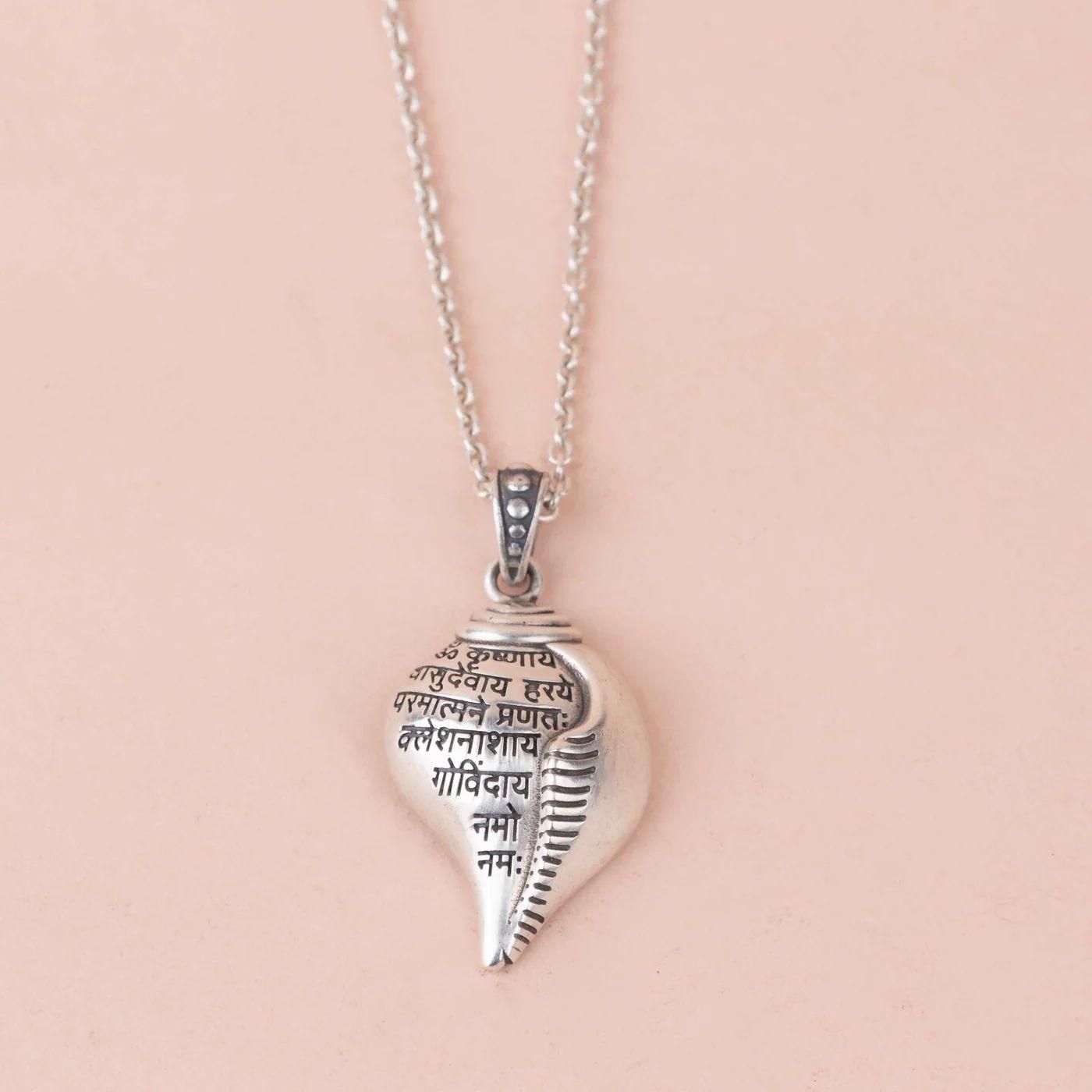 🕉️✨ Shri Krishna Shankha Pendant with Chain – Divine Grace in Every Detail ✨🕉️