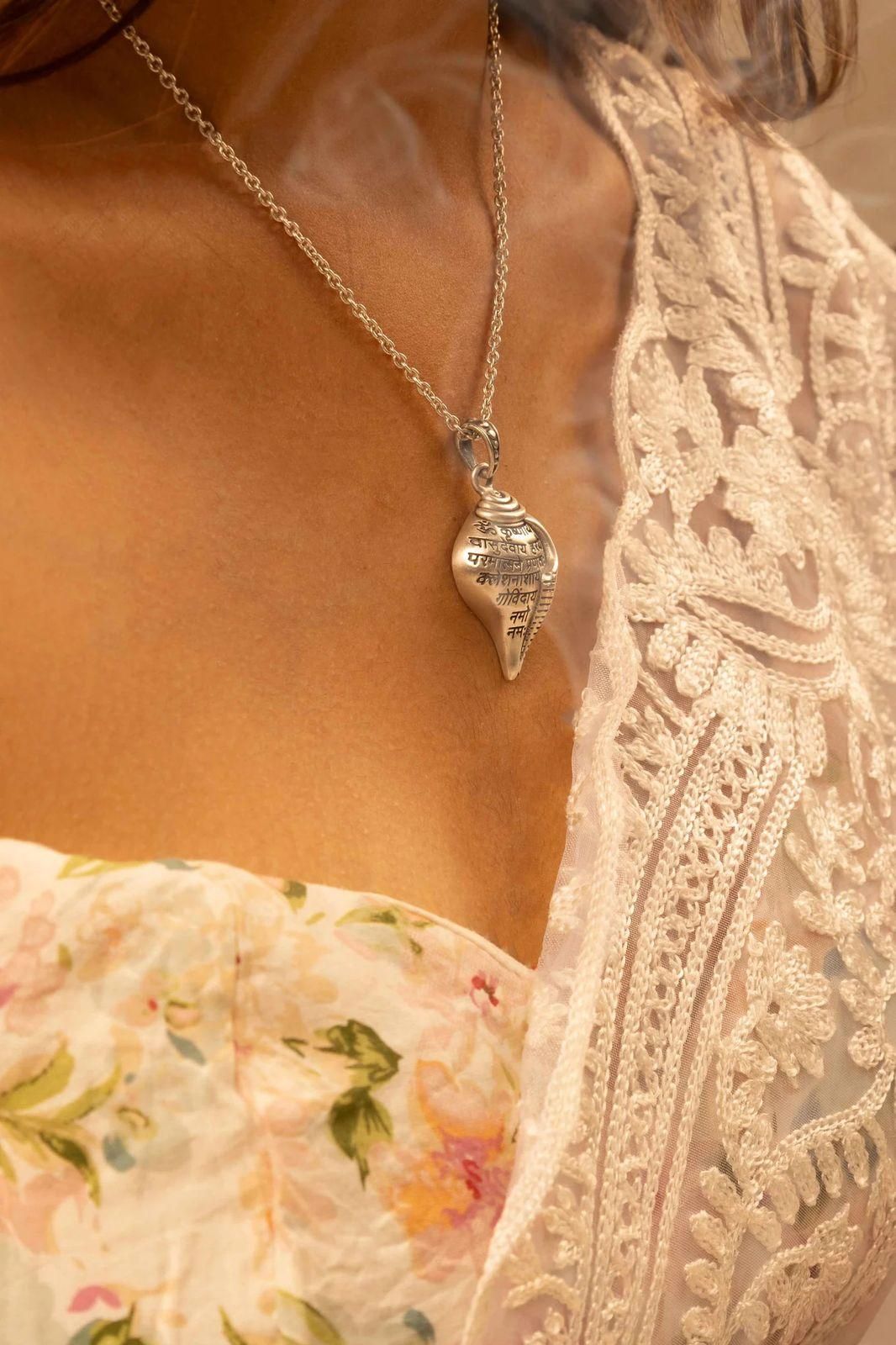 🕉️✨ Shri Krishna Shankha Pendant with Chain – Divine Grace in Every Detail ✨🕉️