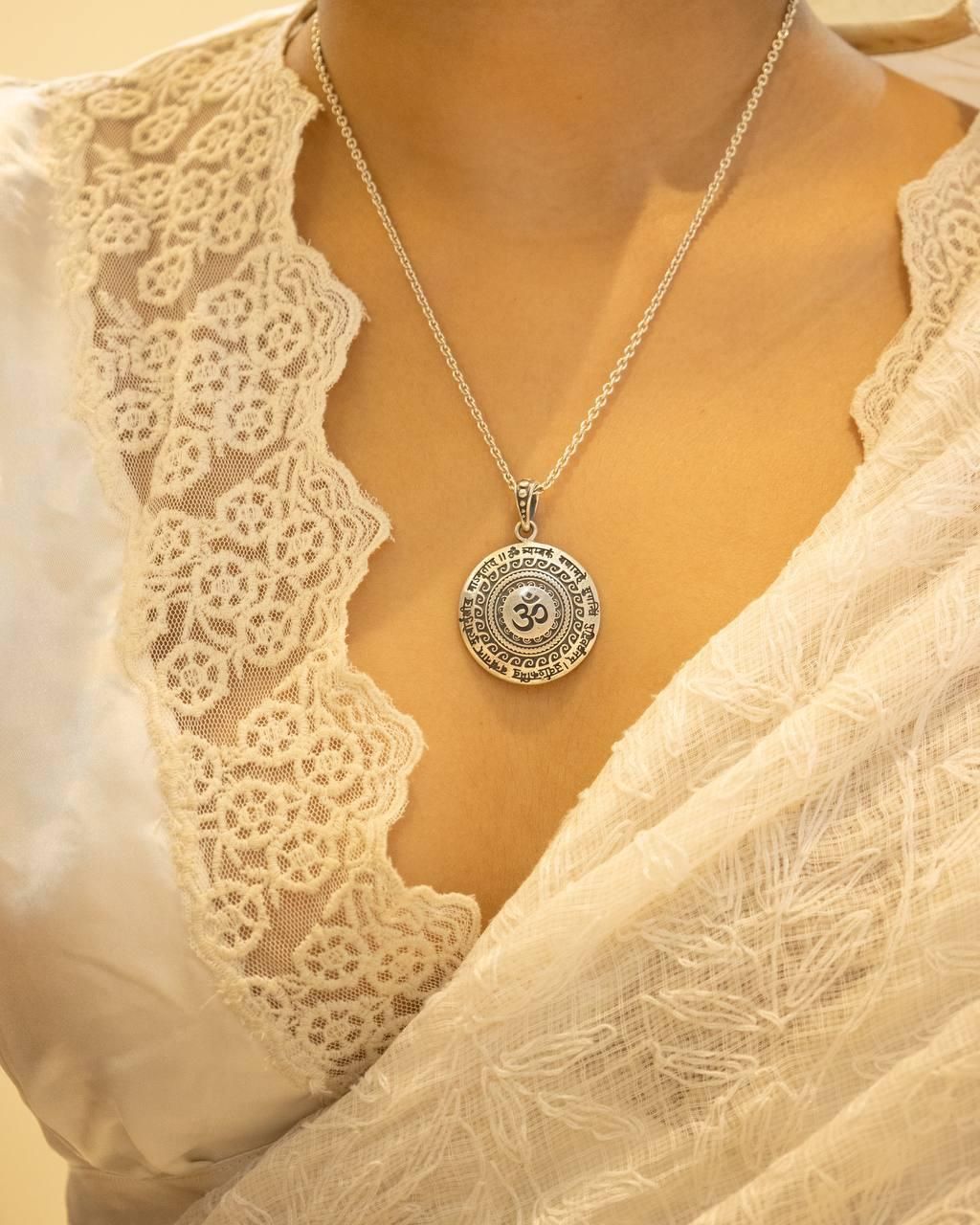 🕉️✨ OM Mantra Pendant – Spiritual Energy Meets Modern Style ✨🕉️