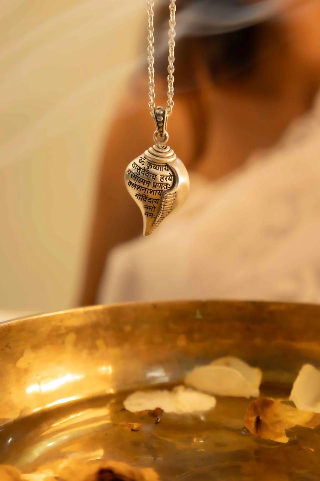 🕉️✨ Shri Krishna Shankha Pendant with Chain – Divine Grace in Every Detail ✨🕉️