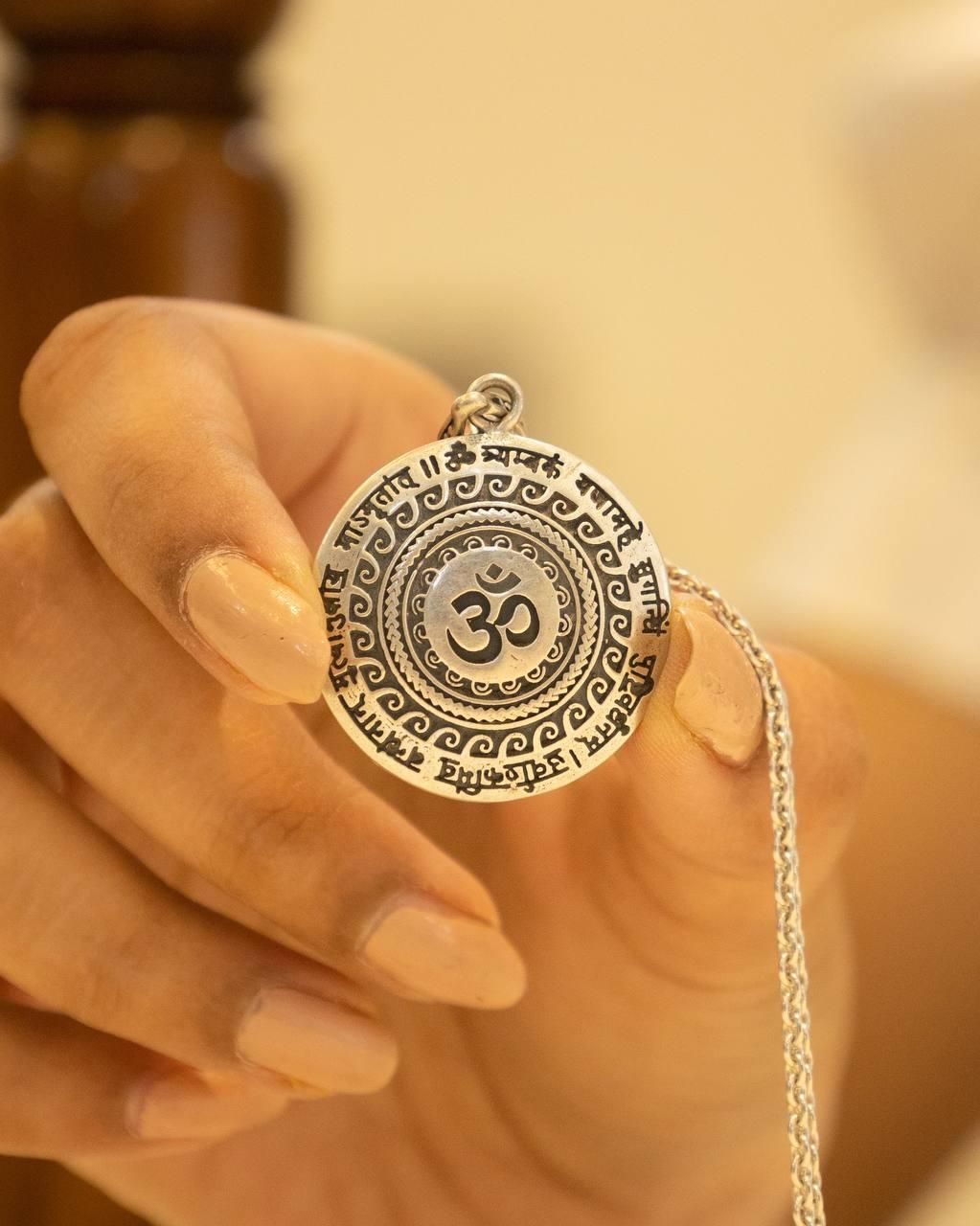 🕉️✨ OM Mantra Pendant – Spiritual Energy Meets Modern Style ✨🕉️