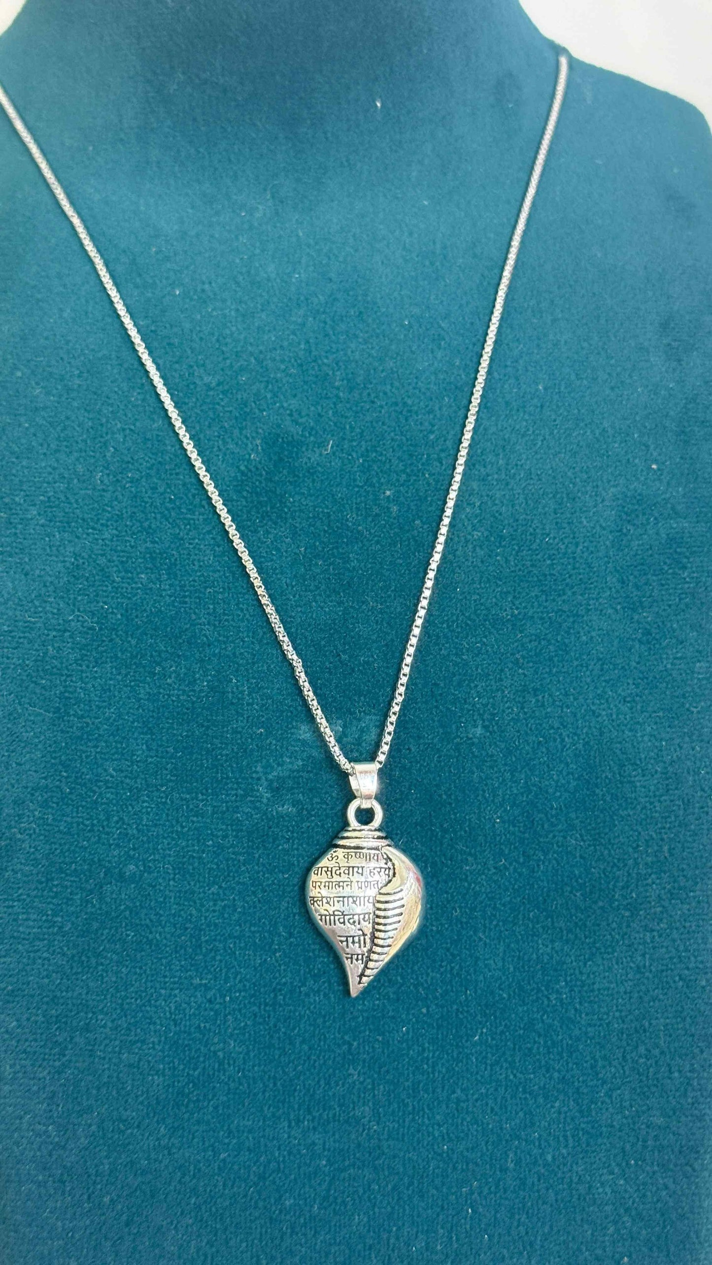 🕉️✨ Shri Krishna Shankha Pendant with Chain – Divine Grace in Every Detail ✨🕉️