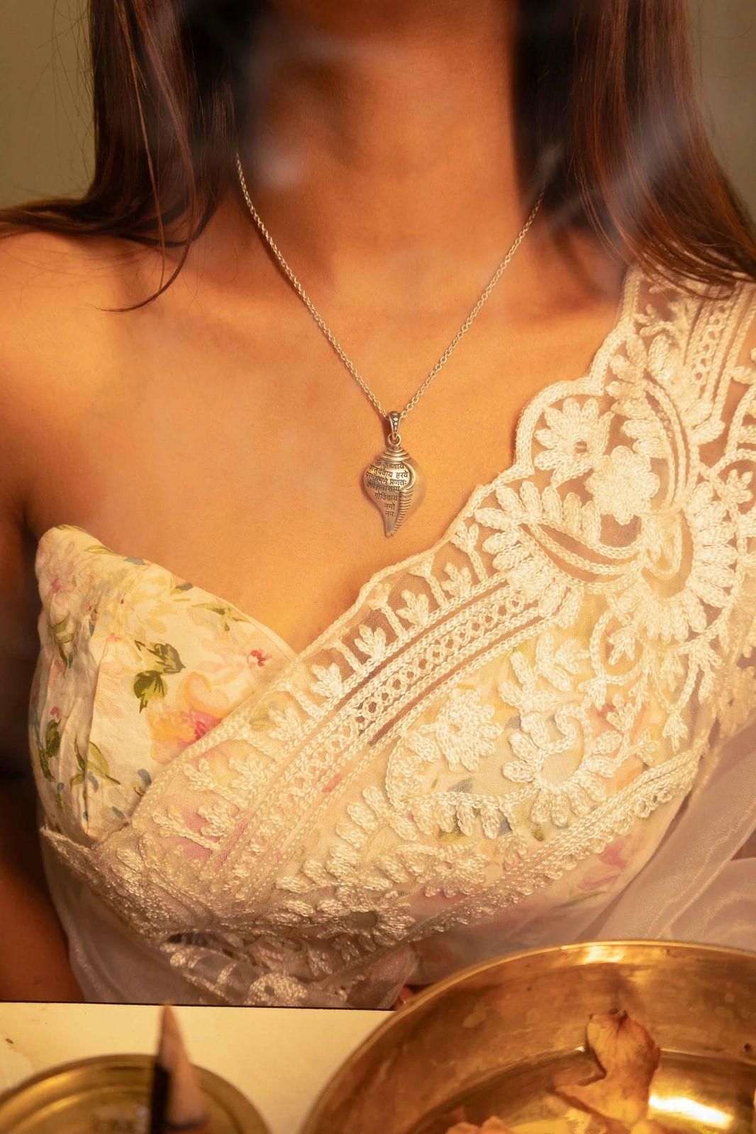 🕉️✨ Shri Krishna Shankha Pendant with Chain – Divine Grace in Every Detail ✨🕉️