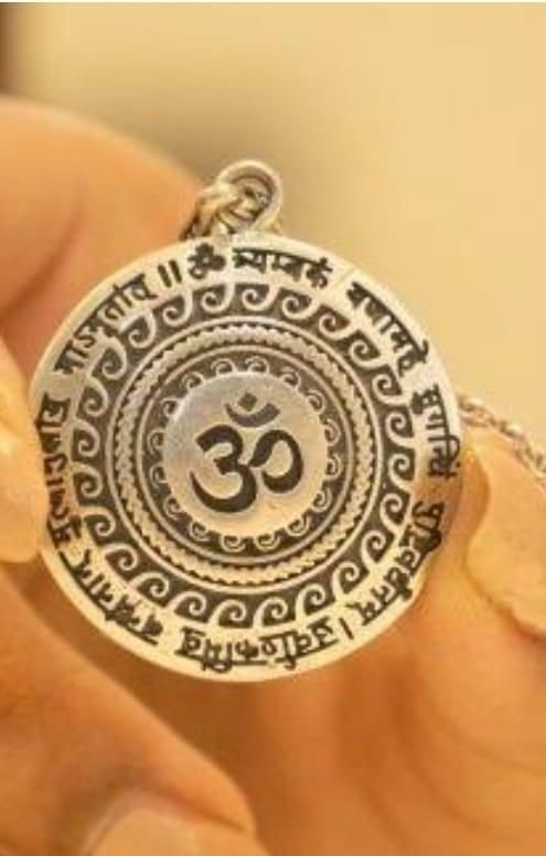 🕉️✨ OM Mantra Pendant – Spiritual Energy Meets Modern Style ✨🕉️