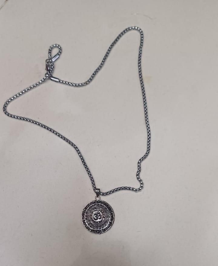 🕉️✨ OM Mantra Pendant – Spiritual Energy Meets Modern Style ✨🕉️