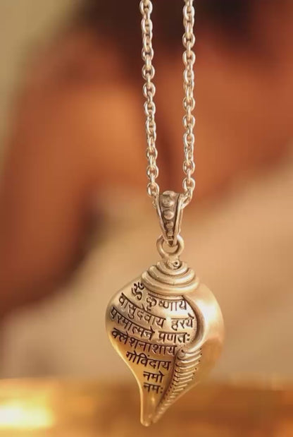 🕉️✨ Shri Krishna Shankha Pendant with Chain – Divine Grace in Every Detail ✨🕉️