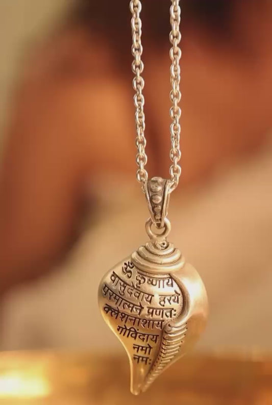 🕉️✨ Shri Krishna Shankha Pendant with Chain – Divine Grace in Every Detail ✨🕉️