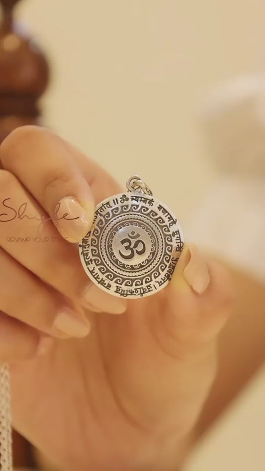🕉️✨ OM Mantra Pendant – Spiritual Energy Meets Modern Style ✨🕉️